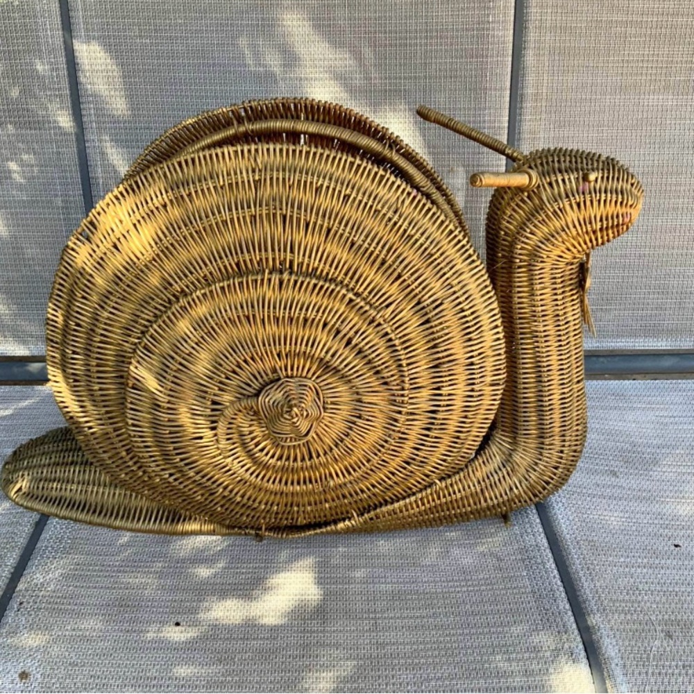 Wicker Snail Magazine Holder